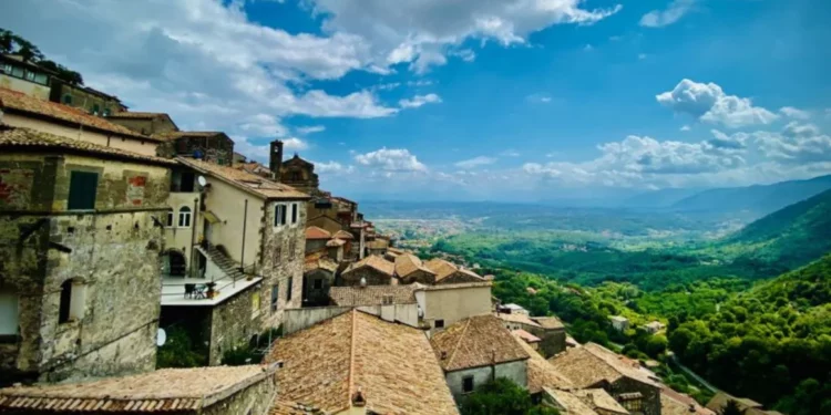 Por qué esta ciudad italiana tiene dificultades para vender sus casas vacías por apenas un euro