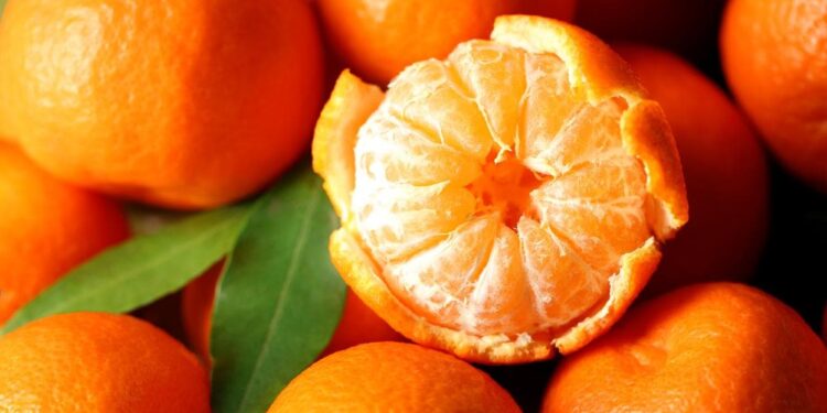 Qué beneficios tiene comer mandarina por la noche