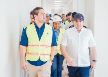 Ministros Carlos Bonilla y José Paliza supervisan avances de construcción del Hospital San Vicente de Paúl en SFM