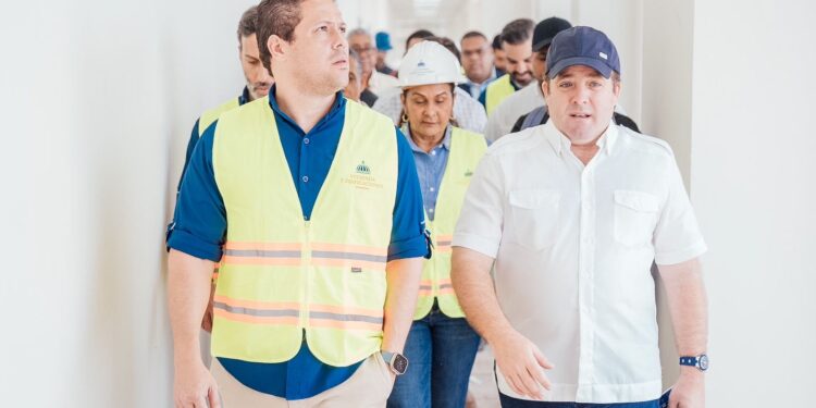 Ministros Carlos Bonilla y José Paliza supervisan avances de construcción del Hospital San Vicente de Paúl en SFM