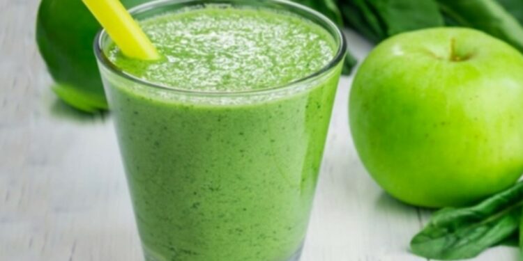 Qué beneficios tiene tomar jugo de espinaca y manzana en el desayuno