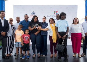 Primera Dama Raquel Arbaje y el MIVED entregan nuevas viviendas en Las Matas de Farfán, San Juan
