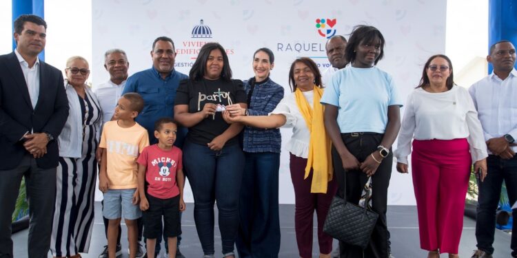 Primera Dama Raquel Arbaje y el MIVED entregan nuevas viviendas en Las Matas de Farfán, San Juan