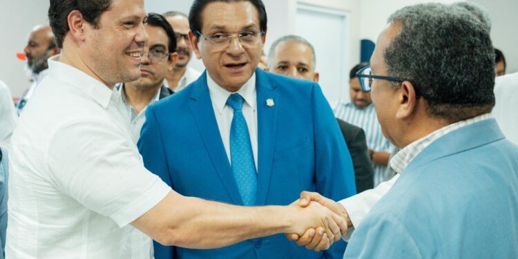 Ministro Bonilla entrega área de emergencia del Hospital Regional Universitario Cabral y Báez en Santiago