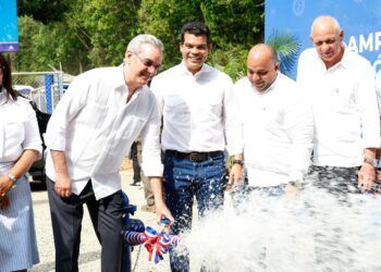 El presidente Luis Abinader y Wellington Arnaud, director del INAPA, dejaron  inaugurada la ampliación del acueducto Maimón, en la provincia monseñor Nouel