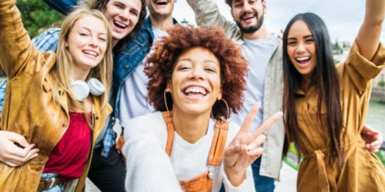 Cuáles son los tres tipos de amigos que te hacen feliz, según Harvard: ¿conciden con los tuyos?