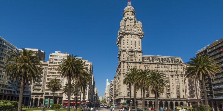 Semana de Turismo, Criolla y hasta de la Cerveza: el país que le quitó el «santa» a la semana clave de los cristianos