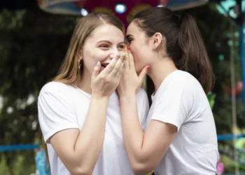 Estudio de Stanford revela que el chisme fortalece la salud social y emocional