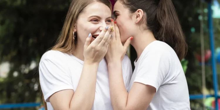 Estudio de Stanford revela que el chisme fortalece la salud social y emocional