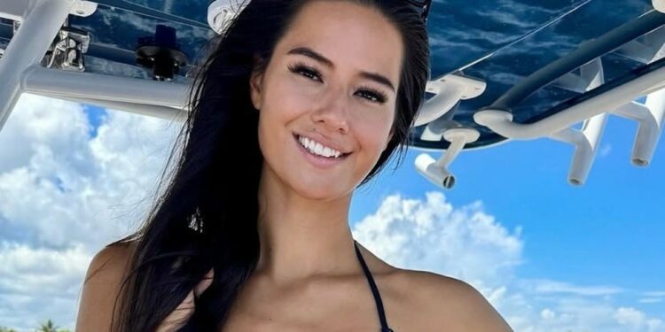 La modelo de OnlyFans que mide casi dos metros, sufrió burlas toda la infancia y hoy gana millones gracias a su altura