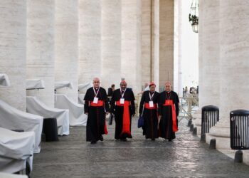 Más tensión en el Vaticano antes del cónclave: operaciones, denuncias, un candidato de los detractores de Francisco y el miedo de elegir un “Papa enfermo”