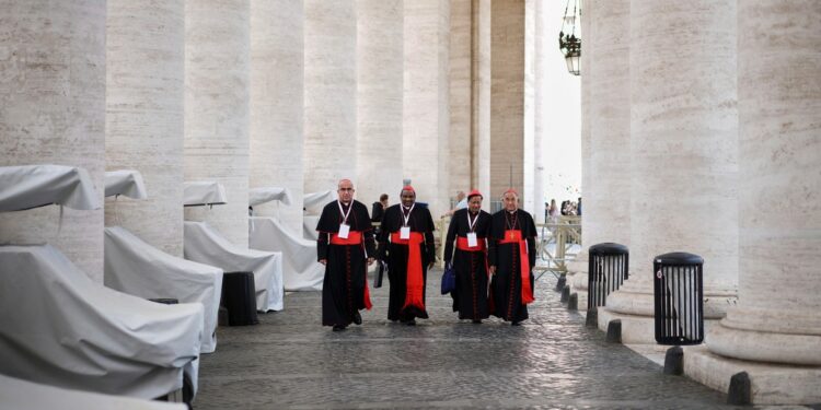 Más tensión en el Vaticano antes del cónclave: operaciones, denuncias, un candidato de los detractores de Francisco y el miedo de elegir un “Papa enfermo”