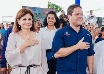 Vicepresidenta Raquel Peña y Ministro Carlos Bonilla entregan títulos a comunitarios de Bonao, tras casi dos décadas de espera
