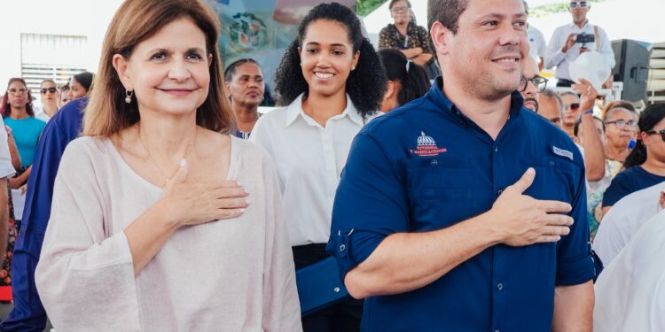 Vicepresidenta Raquel Peña y Ministro Carlos Bonilla entregan títulos a comunitarios de Bonao, tras casi dos décadas de espera