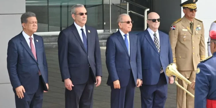 Dominicanos valoran la gestión de Abinader pese a la incertidumbre económica.